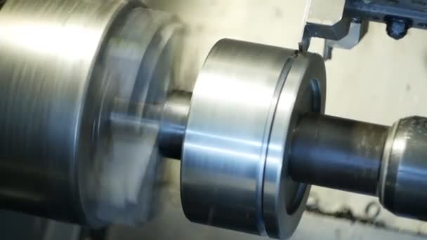 La commande numérique moderne de machine broie la pièce métallique dans l'usine, la fabrication, l'industrie — Video