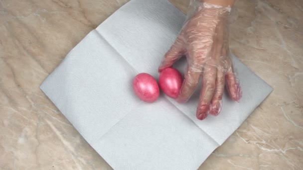 Hand legt das zu Ostern dekorierte und bemalte bunte Ei während eines Auferstehungssonntags oder Pascha auf den Tisch — Stockvideo
