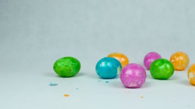 Kırık boyalı ve renkli yumurta sonra geleneksel Paskalya oyun dokunarak yarışma süresince diriliş Pazar, kırık kabuk ya da Hıristiyan tatil Paşa