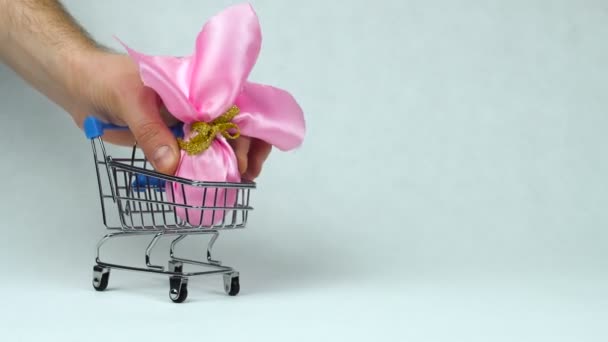 Verpakte paasei als een geschenk wordt gezet in het speelgoed winkelwagen tijdens feest van het Pascha of Christian opstanding zondag — Stockvideo