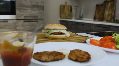 Modern mutfak tabloda pişmiş ev yapımı hamburger mi