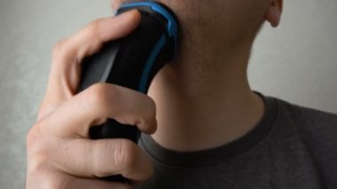 Elektrikli döner jilet banyo veya beyaz arka plan ile portre adam onun sakal veya anız tıraş