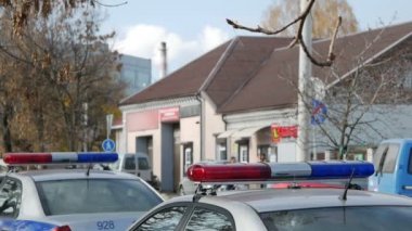 İki polis arabaları trafik çarpışma kazası sırasında Acil servis aracı aydınlatma ile ya da otomatik Mvc. kırmızı ve mavi lightbar ile olan bir olay veya soygun