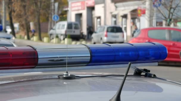 Illuminazione dei veicoli di emergenza su un'auto di pattuglia della polizia in caso di incidente stradale o MVC. Auto con barra luminosa rossa e blu è su una scena del crimine o rapina — Video Stock