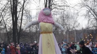 Kutlamanın doruk noktası olarak Lady Maslenitsa veya Butter haftası veya Cheesefare Week 'i bir şenlik ateşinde yakmak için büyük Lent 'den önce geçen hafta kutlanan, Doğu Ortodoks pascha veya Paskalya önce toplamak