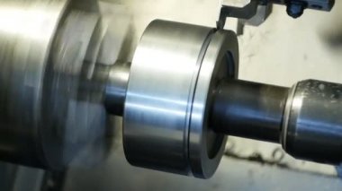 Üretim, sanayi, makine aleti-metal işleme-metal parça fabrikasında, modern makine bilgisayar sayısal denetim biler