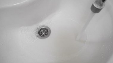 su tasarrufu, banyo küveti ya da el havzası musluk su akar