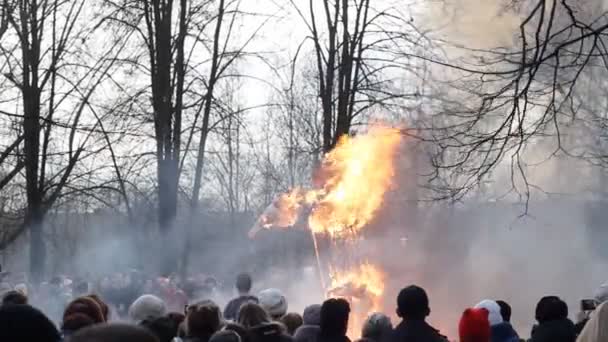 Als Het Hoogtepunt Van Viering Mensen Verzamelen Branden Lady Maslenitsa — Stockvideo