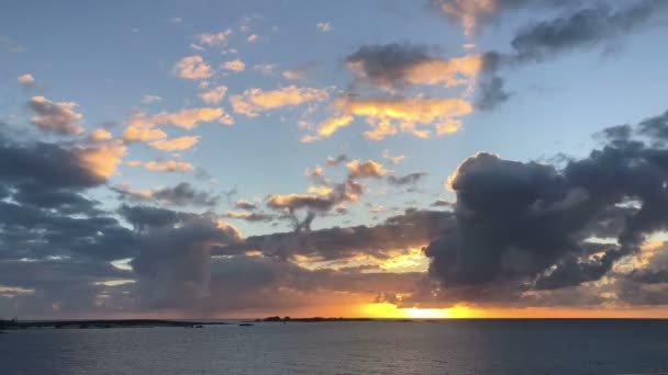 在海中或云下的海洋上的日落时光 在天空中 有一片异常美丽的风景 天空中布满了云 热带的地方为游客 — 图库视频影像