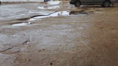 Bozuk yol ve asfalt çukurları ile su birikintileri. kötü yol yüzeyi sürüş ars