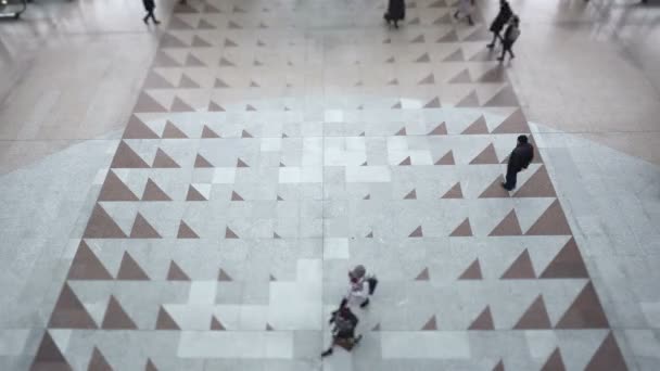 Timelapse personas caminan dentro del mercado del centro comercial o centro comercial, vista desde arriba en el aeropuerto moderno o estación de ferrocarril — Vídeos de Stock