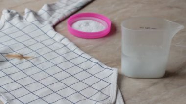 Kız bir çocuğun T-shirt, yakın çekim, yıkama tozu çikolatalardan lekeleri kaldırmak ve temizlemek için leke çıkarıcı doğurmak