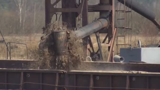 Extraction de sable de rivière de construction utilisant une drague spéciale de navire, industriel, travail — Video