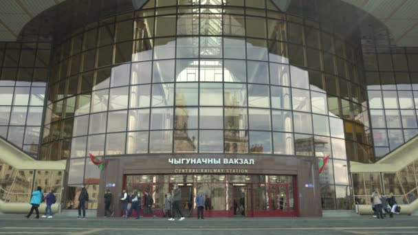 Huvudingången till Central stationens torg. Stad före 2: a Europeiska spel 2019 i Minsk, Vitryssland 05.03.19. — Stockvideo