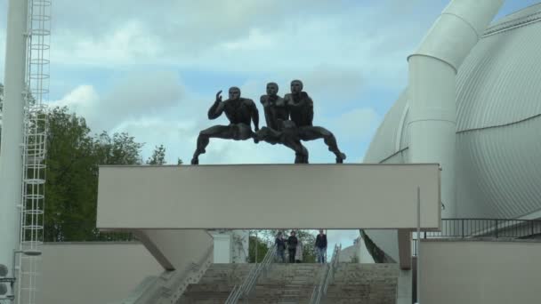 2. Avrupa Oyunları 2019'un Minsk kentinde ki Ulusal Olimpik Dinamo Stadyumu'nda atlet heykelleri 05.03.19. Oyunların yapılacağı yer Açılış ve Kapanış törenleri — Stok video