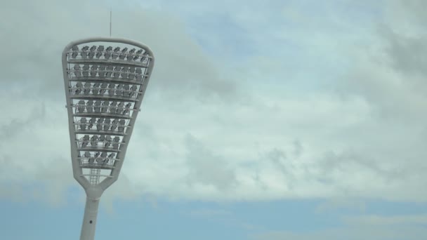 Mástil de iluminación del estadio para competiciones de atletismo de los 2º Juegos Europeos 2019 en MINSK. La sede de los juegos será sede de las ceremonias de apertura y clausura — Vídeo de stock