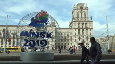 2. Avrupa Oyunları 2019 öncesi Şehir Minsk, Belarus 05.03.19. Logolu sanat nesnesi hacimsel dekoratif top Tren İstasyonu Meydanı'nda.