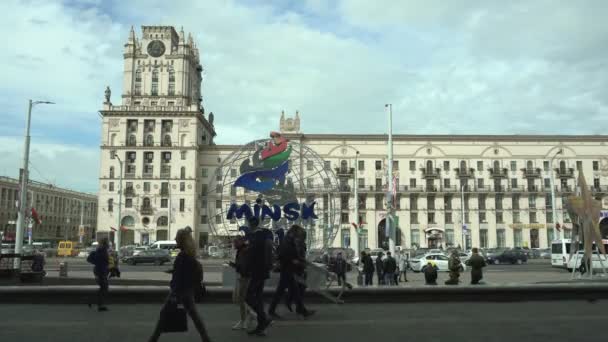 Ville avant les 2e Jeux européens 2019 à MINSK, BELARUS 05.03.19. Objet d'art boule décorative volumétrique avec logo est sur une place de la gare . — Video