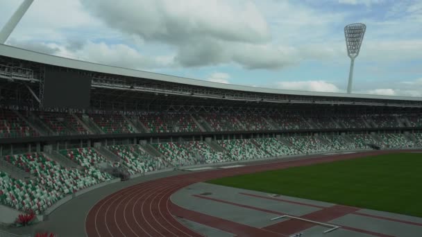 In het Nationaal Olympisch Stadion voor atletiekwedstrijden van de 2de Europese spelen 2019 in Minsk, Wit-Rusland. De locatie van de spelen zal de openings-en sluitings ceremonies hosten — Stockvideo