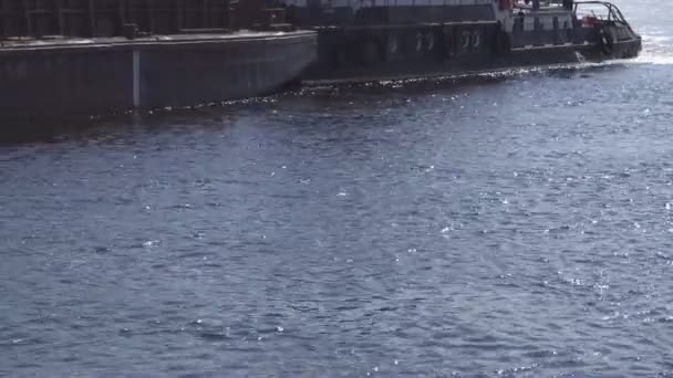 Nehir boyunca yelken bir römorkör ile eski bir mavna, kopya alanı, ulaşım, nehir teknesi, sanayi — Stok video