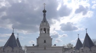 Bulutların ve güneşin arka planda güzel kilise, bir çan zili kilise çan kulesi, bir kilise tatil, kopya alanı üzerinde çan çalar