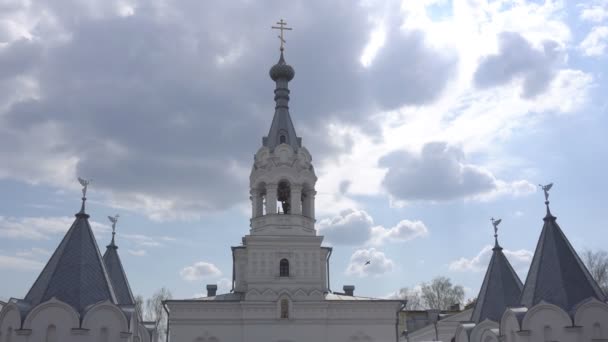 Krásný kostel na pozadí mraků a slunce, zvonek zvonil na kostelním zvonici, církevní svátek, kopírovací prostor — Stock video