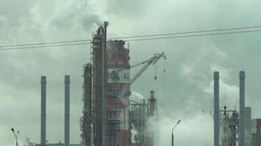 Kimyasal üretim boruları duman ve buhar, arka plan, sanayi bir sürü atmosfer tıkanan