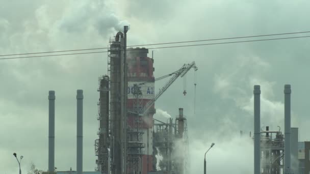 Chemical production pipes clogging up the atmosphere a lot of smoke and steam, background, industry — Stock Video