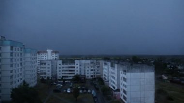 Şehirde gece gökyüzünde büyük şimşek, kasırganın başlangıcı, kötü hava