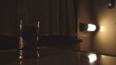 Bir trenin kompartman vagonunda bir bardak çay var, gece. Tren seyahat konsepti, kopyalama alanı