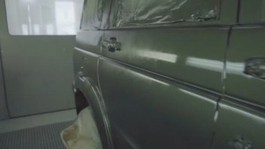 Sprey kabininde yeni boyanmış bir araba var. Profesyonel araba boyama, Suv, yavaş hareket