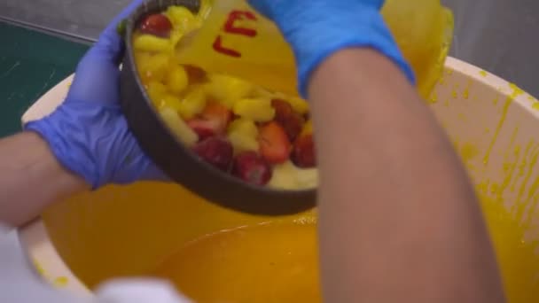 신선한 딸기와 파인애플, 베리 시럽, 수제 케이크 만들기 — 비디오