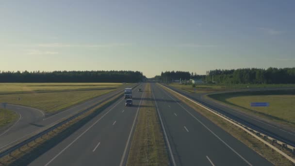 Timelapse trafik på en modern landsväg, logistik och resekoncept. Utsikt från ovan. Kopiera utrymme — Stockvideo