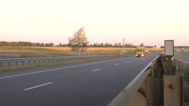 Modern vagon kamyonu gün batımının zeminine karşı kargo taşır. Yük ve lojistik alanında kamyon sürücüleri kavramı, fotokopi alanı, ticari