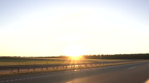 夕日を背景に高速道路を走行する車、旅行コンセプト、コピースペース — ストック動画