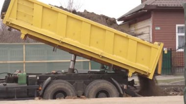 Bir kamyon ısıtma ana için yeni borular ile zemin dolduruyor, yerine ve eski şehir ısıtma ana sökülmesi, sanayi