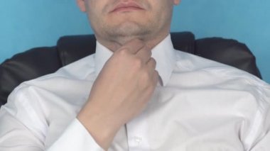 şişman genç kafkas adam onun büyük yağ çift çene, sorun, kozmetoloji, cilt tonu, plastik cerrahi dokunur