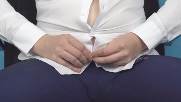 Fat Man Office werknemer knopen een shirt op een vette maag met rimpels, overgewicht, obesitas, ongezond dieet, close-up — Stockvideo