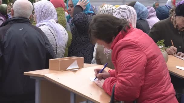 Bobruisk, Fehéroroszország-április 21, 2019: egyházi keresztény ünnep Palm Sunday, az emberek mennek a templomba, hogy könnyű fűzfa és fűzfa ágak, hagyomány — Stock videók