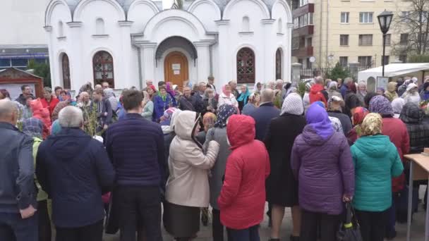 Bobruisk, Wit-Rusland-21 april 2019: kerk christelijke vakantie Palm zondag, mensen gaan naar de kerk te licht Willow en Willow takken, traditie — Stockvideo