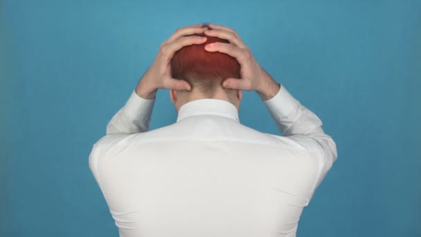 Ataque de cefalea, dolor en la cabeza en la nuca o en el área del templo debido a migraña o tensión o dolor de cabeza en racimo. Concepto de derrame cerebral o tumor cerebral. El hombre de camisa blanca sufre de mareos. Trabajador de oficina o — Vídeo de stock