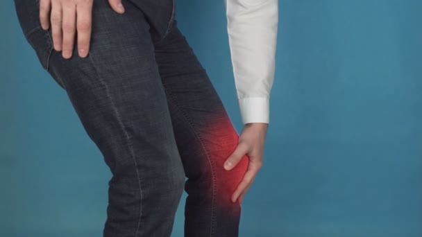 Mężczyzna pracownik biurowy trzymanie czerwonego bólu stawu kolanowego i koncepcji zapalenia stawów, chorób biurowych, Gonartroza — Wideo stockowe