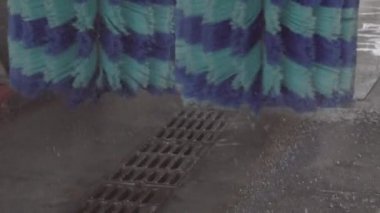 Otomatik oto yıkama ve büyük temizleme fırçaları ile modern otomatik oto yıkama, arka plan, yavaş çekim, sanayi