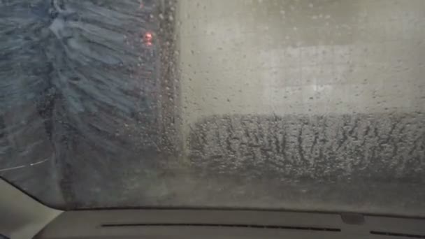 Professionele automatische carwash met de nieuwste apparatuur, verwijdering en reiniging van vuil uit de auto, binnen, Slow Motion — Stockvideo