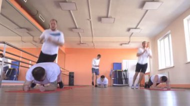 modern bir fitness merkezinde grup çiftler kafkasyalı erkekler kilo vermek ve sağlık, grup eğitimi, spor teşvik etmek için atlama egzersizleri yapmak