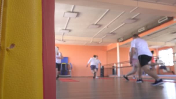 Clases combinadas en un moderno gimnasio con chicos caucásicos, deportes de grupo en el gimnasio para fortalecer los músculos y perder peso, amistad — Vídeos de Stock