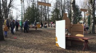 Bobruisk, Beyaz Rusya 03.09.19: Küçük çocuklar ilkbaharda şehir parkında sobayve tencere ile oynarlar. Küçük çocuklar açık havada parkta geleneksel bir oyunda rekabet.