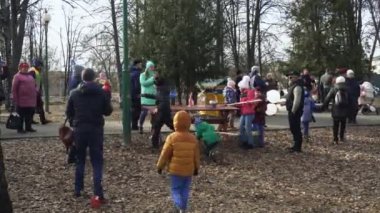 Bobruisk, Beyaz Rusya 03.09.19: Çocuklar parkta karnaval kutlamaları sırasında yarışmaya katılmak. Küçük çocuklar oynar ve eğlenir. Bahar Shrovetide ve şenlik ile başlar.