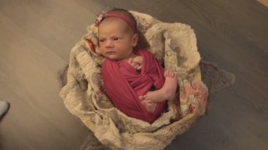 Zarif giysiler içinde küçük güzel beyaz kız stüdyoda uyur ve bir fotoğraf çekimi için poz, bebek