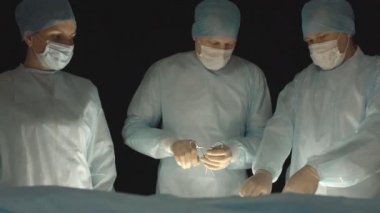 üç cerrah, bir erkek ve bir kadın, prostat adenomu ve varikosel, fibroadenom, ameliyathane kaldırmak için cerrahi yapmak